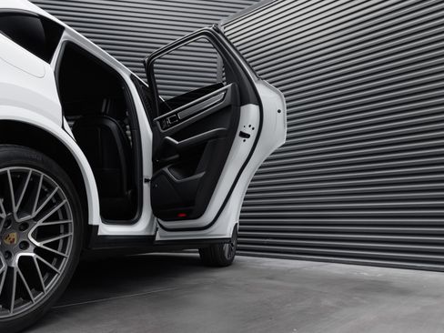 Certified 2023 Porsche Cayenne S Platinum AWD/4WD image 32