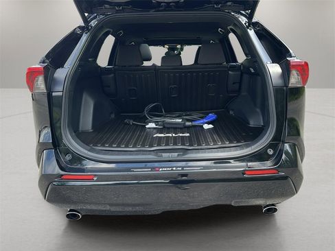 Used 2021 Toyota RAV4 SE image 16