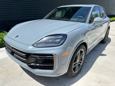 Certified 2025 Porsche Cayenne Turbo AWD/4WD image 6