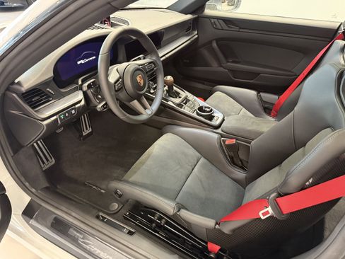 Used 2025 Porsche 911 Carrera RWD image 9