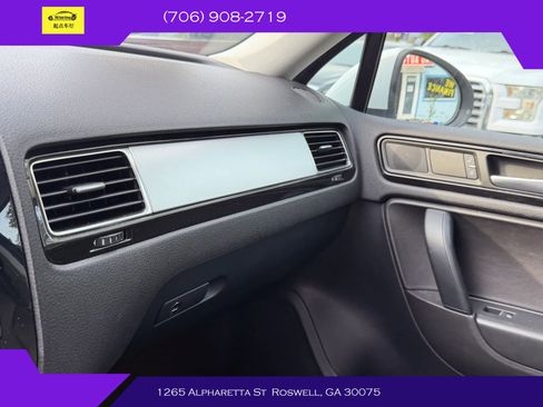 Used 2014 Volkswagen Touareg Sport image 18