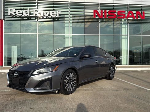 Used 2024 Nissan Altima 2.5 SV FWD image 1