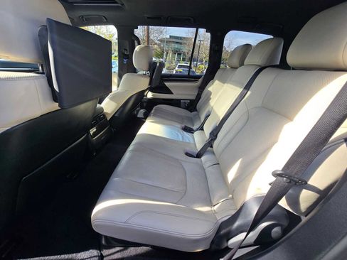 Used 2020 Lexus LX 570 4WD w/ 3rd Row & Luxury Pkg image 21