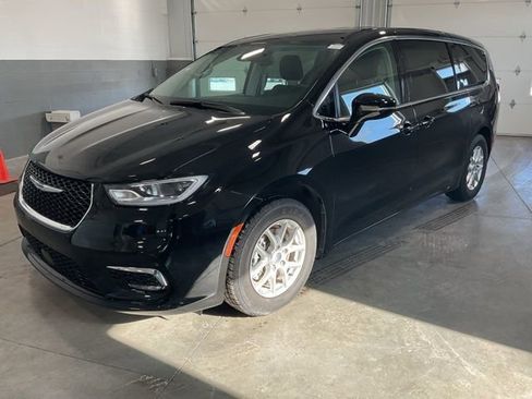 Used 2024 Chrysler Pacifica Touring-L image 3