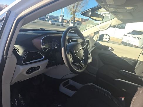 Used 2023 Chrysler Voyager LX image 11