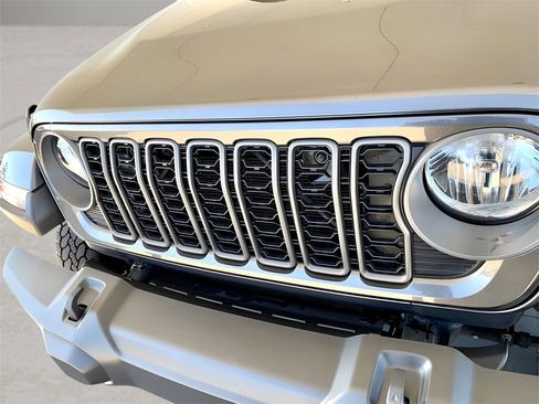 Used 2025 Jeep Gladiator Nighthawk image 2