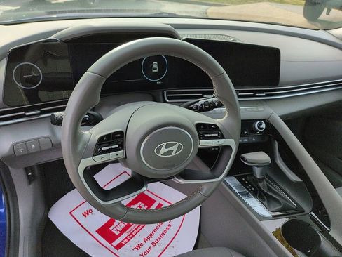 Used 2024 Hyundai Elantra SEL w/ Convenience Package image 9