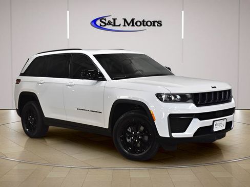 New 2026 Jeep Grand Cherokee Altitude AWD/4WD image 1