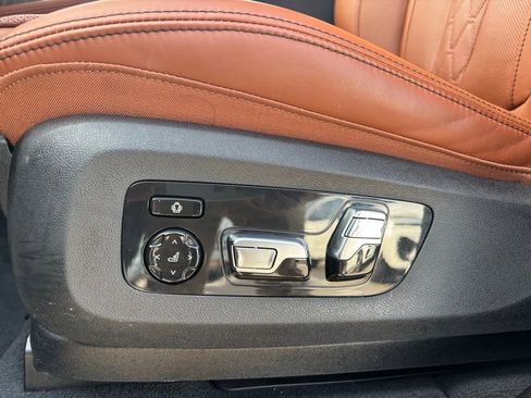 Used 2025 BMW X7 M60i AWD/4WD image 19