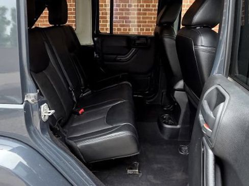 Used 2017 Jeep Wrangler Unlimited Sahara AWD/4WD image 9
