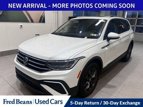 Used 2023 Volkswagen Tiguan SE w/ Panoramic Sunroof Package image 2