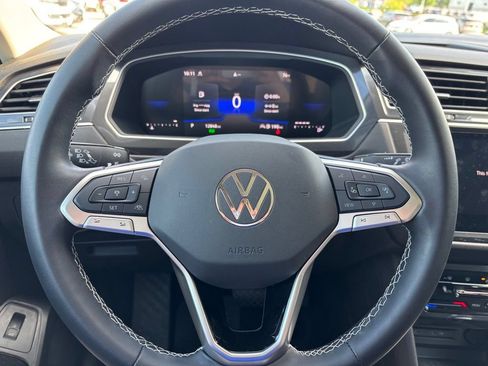 Used 2024 Volkswagen Tiguan SE AWD/4WD image 11
