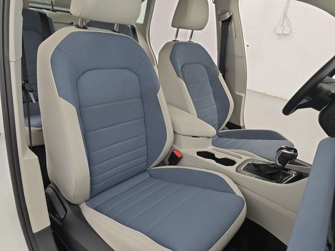 Certified 2025 Volkswagen Jetta SE w/ Sunroof Package FWD image 10
