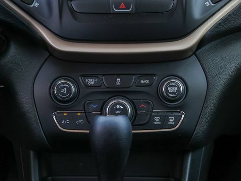 Used 2018 Jeep Cherokee Latitude w/ Altitude Package FWD image 11