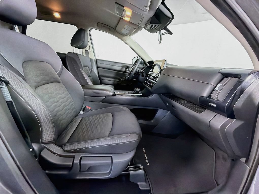 Used 2025 Nissan Pathfinder SV FWD image 30