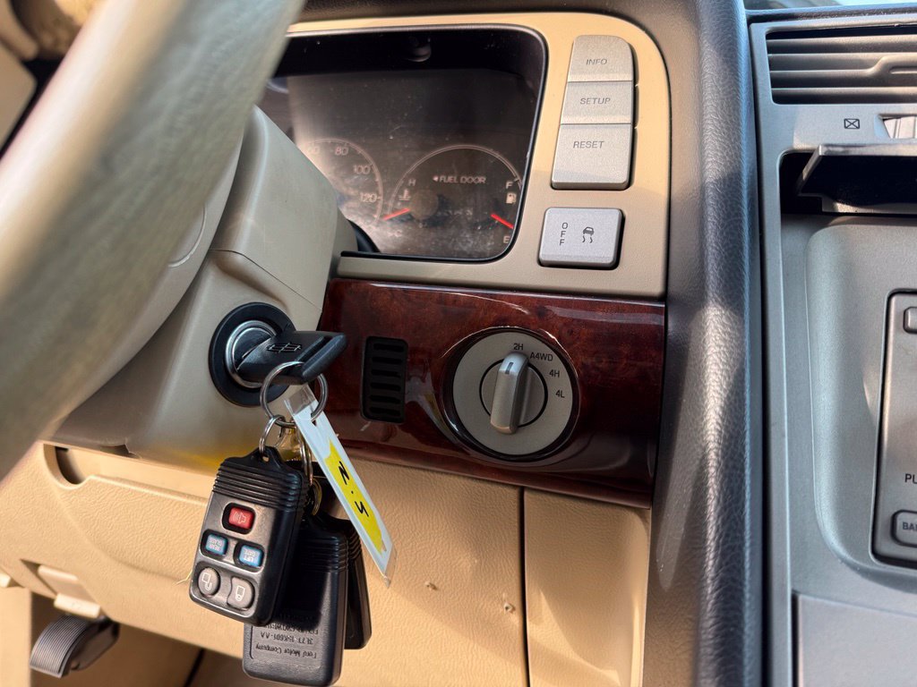 Used 2005 Lincoln Navigator Ultimate AWD/4WD image 29