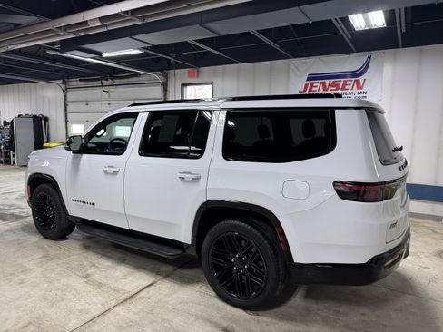 Used 2024 Jeep Wagoneer Series II image 6