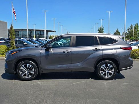Used 2023 Toyota Highlander XLE AWD/4WD image 3