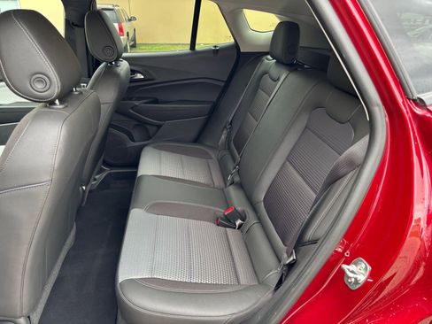 Used 2025 Chevrolet Trax LT FWD image 25
