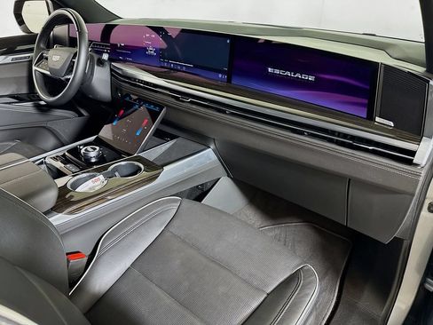 Certified 2025 Cadillac Escalade Premium Luxury AWD/4WD image 31
