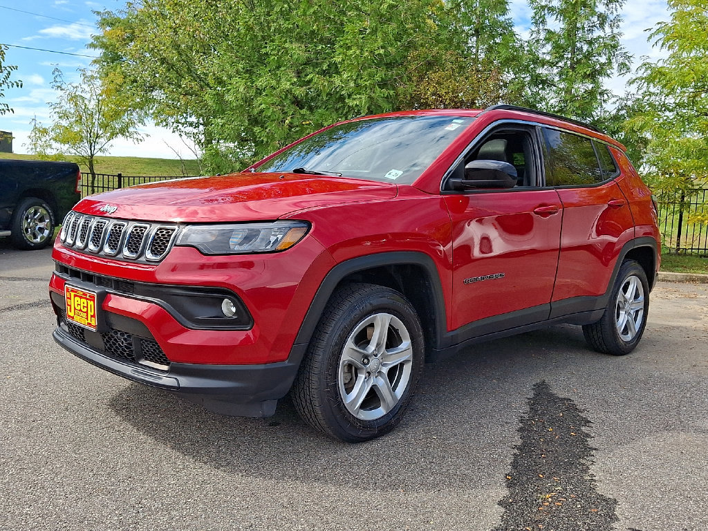 Certified 2023 Jeep Compass Latitude w/ Sun and Sound Group AWD/4WD image 3
