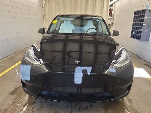Used 2024 Tesla Model Y Performance image 2