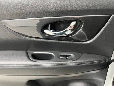 Used 2017 Nissan Rogue S image 42