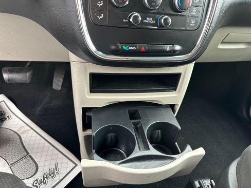 Used 2017 Dodge Grand Caravan SE w/ UConnect Hands-Free Group FWD image 28