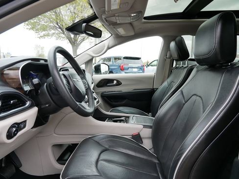 Used 2023 Chrysler Pacifica Limited FWD image 9