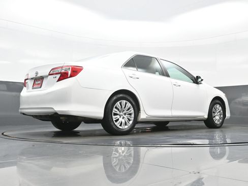 Used 2014 Toyota Camry LE FWD image 29