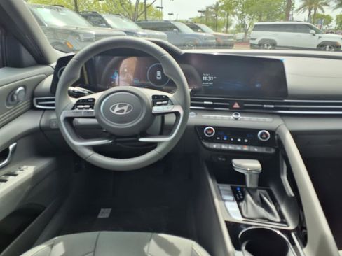 Used 2025 Hyundai Elantra SEL FWD image 10