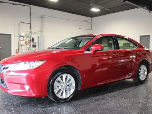 Used 2013 Lexus ES 300h w/ Luxury Pkg FWD image 6