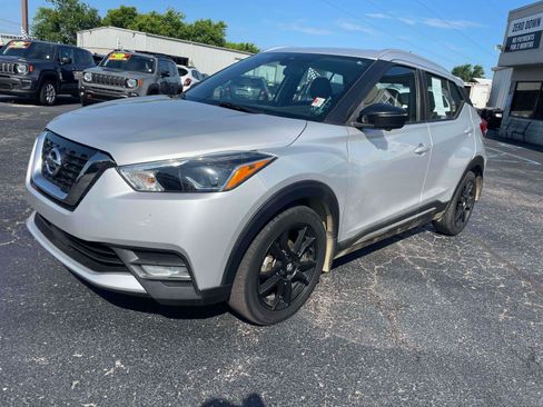 Used 2020 Nissan Kicks SR w/ SR Premium Package FWD image 2