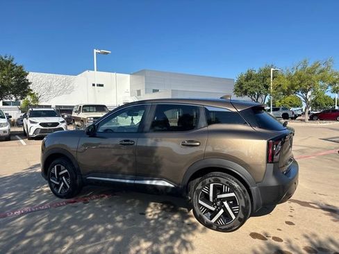 Used 2025 Nissan Kicks SV w/ Interior Electronics Package FWD image 8
