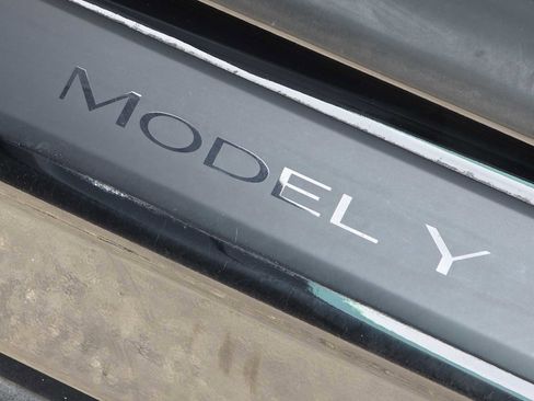 Used 2021 Tesla Model Y Performance image 11