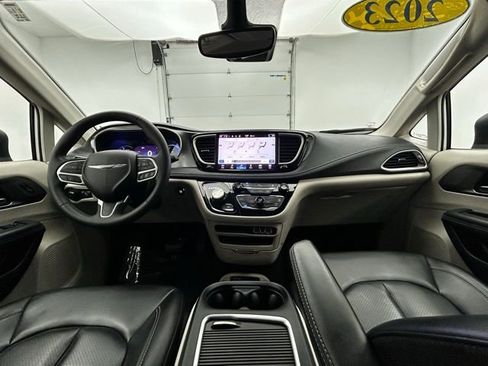 Used 2023 Chrysler Pacifica Touring-L image 2