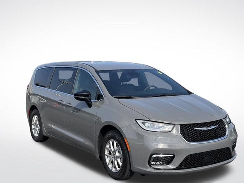 Certified 2025 Chrysler Pacifica Select FWD image 3