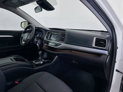 Used 2019 Toyota Highlander LE image 28