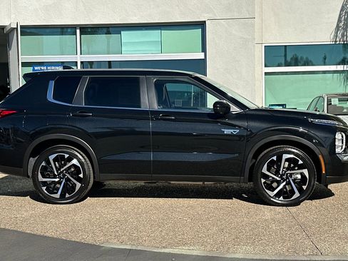New 2025 Mitsubishi Outlander SE image 3