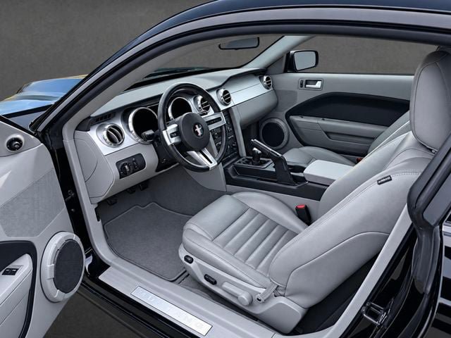 Used 2005 Ford Mustang GT RWD image 3