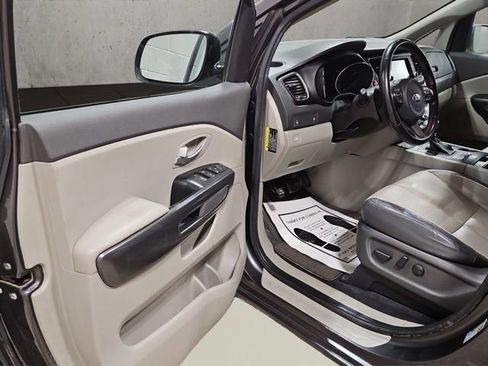 Used 2017 Kia Sedona LX w/ LX Essentials Premium Package image 10