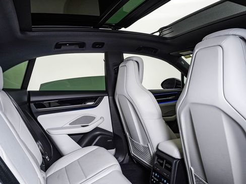 Certified 2025 Porsche Macan 4S Electric AWD/4WD image 16