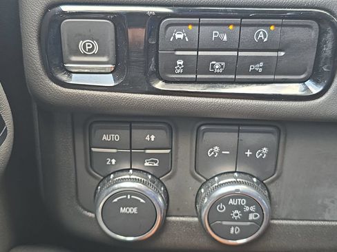 Used 2025 GMC Yukon XL Denali AWD/4WD image 31