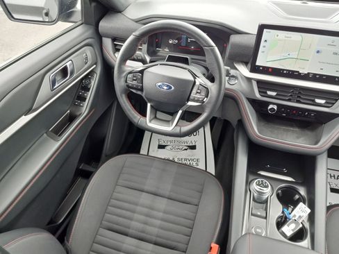 Used 2025 Ford Explorer ST-Line w/ ST-Line Street Pack image 16