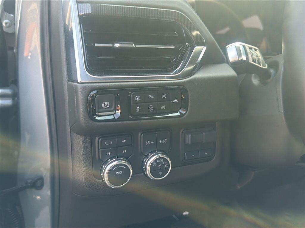 Used 2025 GMC Yukon Elevation w/ Elevation Premium Package AWD/4WD image 10