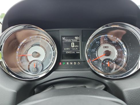 Used 2014 Chrysler Town & Country Touring-L FWD image 16