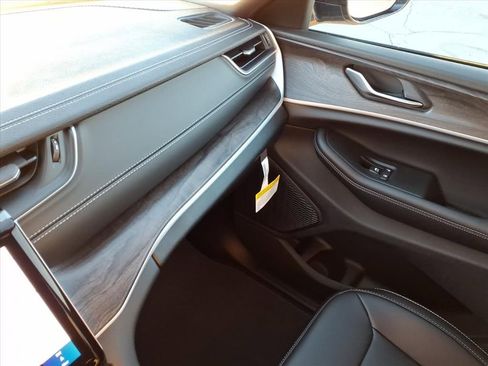 New 2025 Jeep Grand Cherokee Limited image 30