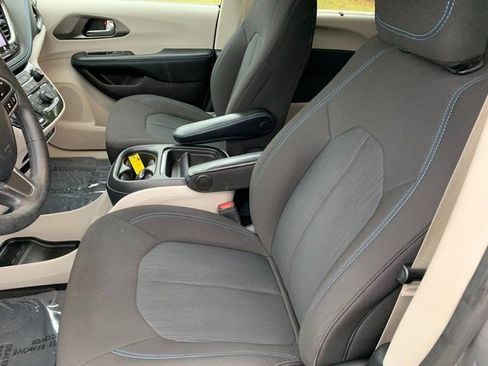 Used 2021 Chrysler Pacifica Touring image 16