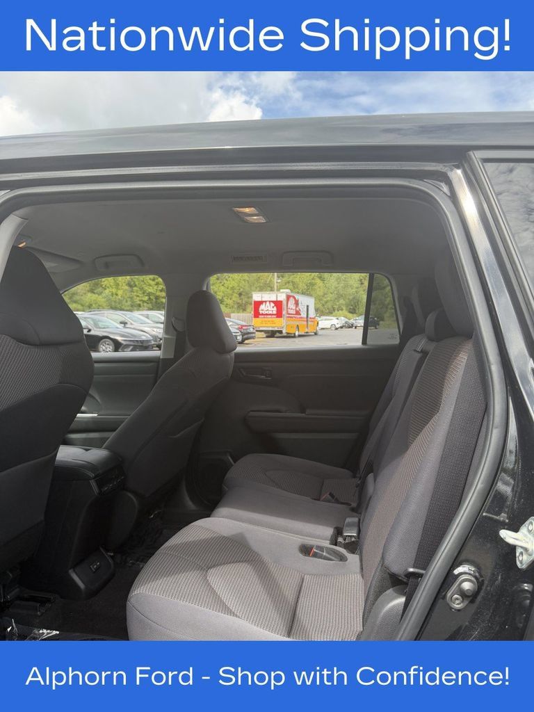Used 2024 Toyota Highlander LE AWD/4WD image 33