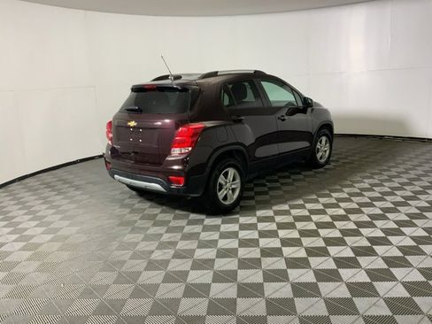 Used 2022 Chevrolet Trax LT w/ LT Convenience Package image 8